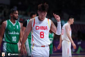 急先锋!赵睿首节三分2中2得到8分1助 两次犯规是隐患