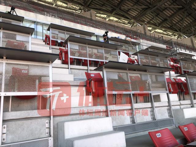 1658407895729099235.jpg 在丰田体育场记者席看台的记者寥寥无几。.jpg