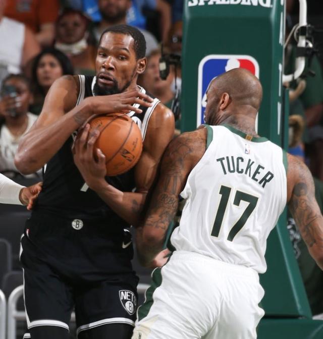 全明星裁判阵容吹出离奇比赛 篮球场变身八角笼?